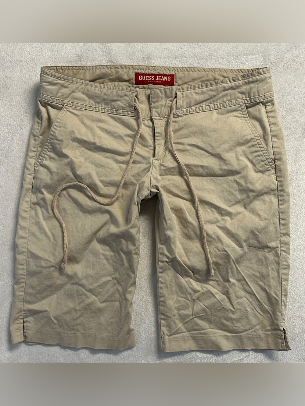 Y2K GUESS women's lowrise light tan khaki bermuda shorts, 28"